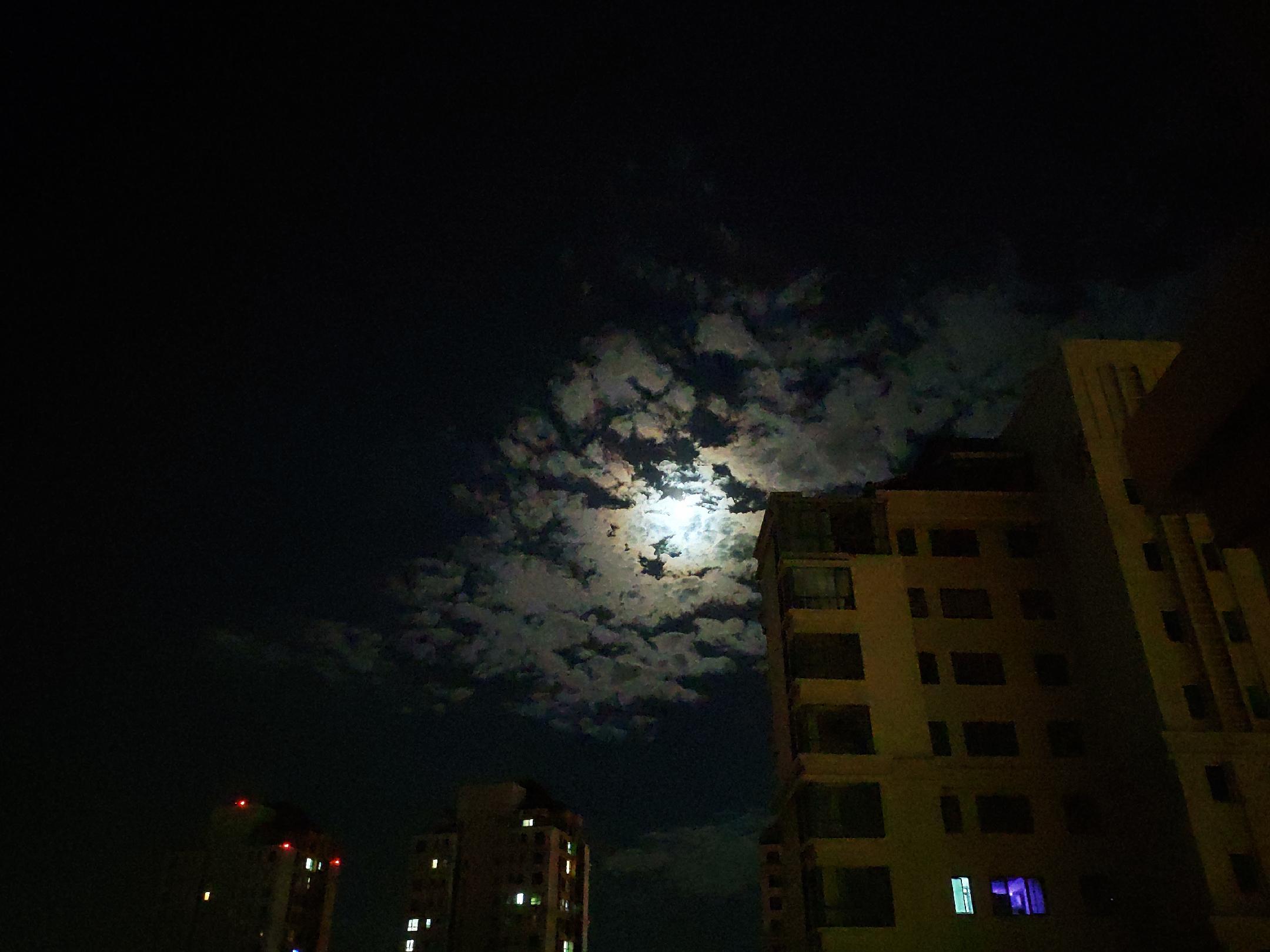 手机拍不出我月亮的美,拍个月亮讲晚安,我说今晚月光那么美，,风景,摄影